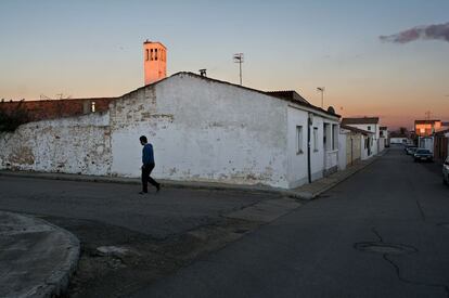 Escena en Cascón de la Nava, pueblo de Tierra de Campos (Palencia) de colonización para los damnificados por la construcción de embalses.