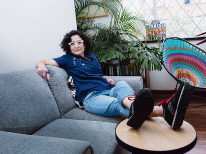 La escritora Pilar Quintana, Premio Alfaguara, fotografiada en su casa de Bogotá (Colombia).