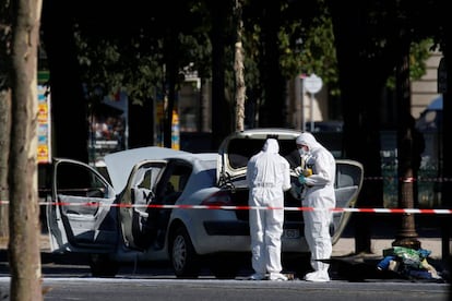La policía científica inspecciona el coche que embistió un furgón policial en los Campos Elíseos