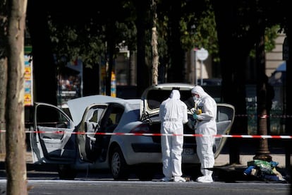 La polic&iacute;a cient&iacute;fica inspecciona el coche que embisti&oacute; un furg&oacute;n policial en los Campos El&iacute;seos