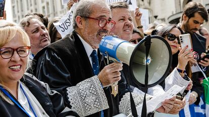 El decano emérito del colegio de abogados de Málaga, José Francisco Lara Peláez, sujeta un megáfono durante una protesta para reclamar mejoras laborales, frente al Congreso de los Diputados.