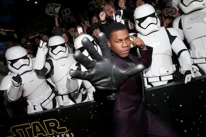 El actor John Boyega, Finn en El Despertar de la fuerza, rodeado de soldados imperiales.