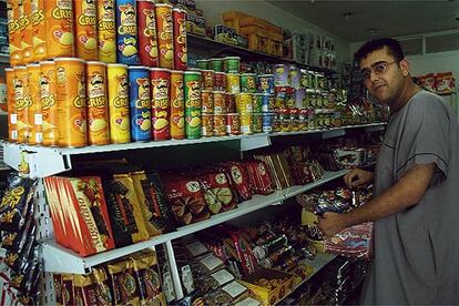 Hany Awad Rabaa, de 35 años, ingeniero, en su tienda de alimentación. Tiene 15.000 dólares de deuda de casi un centenar de familias que no pueden pagar la comida.