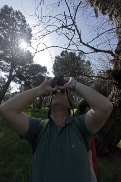 Observación de aves durante el safari en la Casa de Campo.