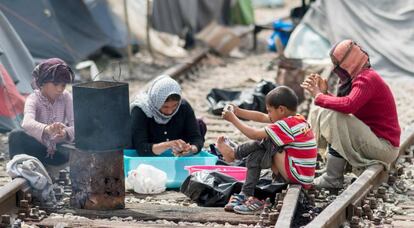 Una familia de migrantes el pasado domingo en un campamento improvisado cerca de la frontera greco-macedonia.
