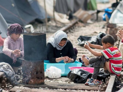 Una familia de migrantes el pasado domingo en un campamento improvisado cerca de la frontera greco-macedonia.