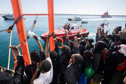 Los migrantes del 'Aquarius' saludan a los barcos que les reciben al llegar a Valencia, el domingo.