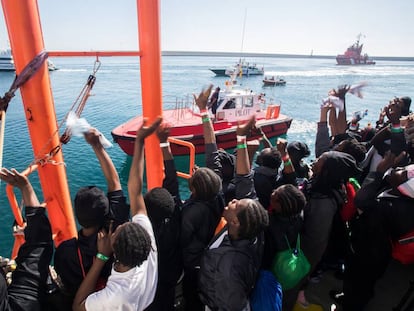 Los migrantes del 'Aquarius' saludan a los barcos que les reciben al llegar a Valencia, el domingo.