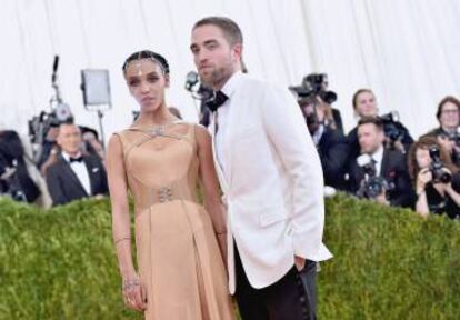 Robert Pattinson con su actual pareja, la cantante FKA Twigs. Están en la gala Met de 2016, en Nueva York.