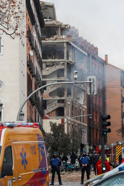 A região afetada pela explosão, na rua Toledo, é uma área bem turística de Madri e de bastante circulação de pessoas. Na imagem, o corpo de bombeiros procura vítimas e evacua a área.