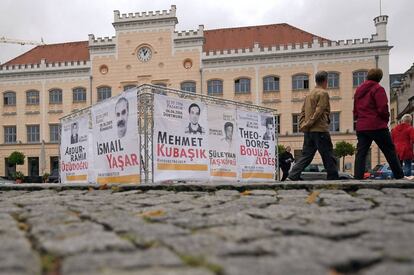 Pancartas con los rostros y nombres de asesinados por un grupo neonazi alemán.