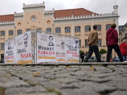 Pancartas con los rostros y nombres de asesinados por un grupo neonazi alemán.