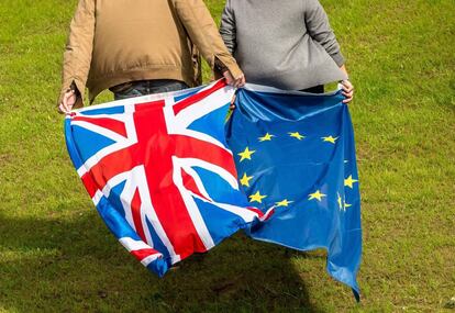 Banderas británica y europea.
