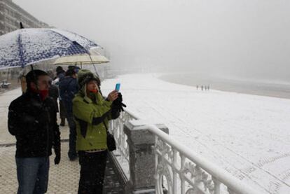 Aspecto de la playa de la Concha, en San Sebastián, cubierta por un manto blanco de nieve.