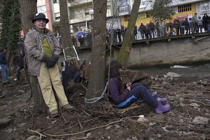 Vecinos encadenados a los árboles