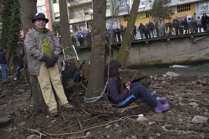 Vecinos encadenados a los &aacute;rboles 