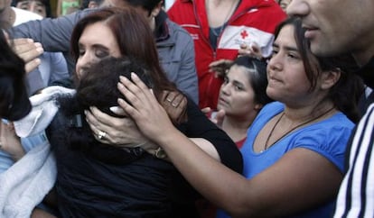 Fernández el pasado miércoles con afectados por las inundaciones en Buenos Aires.