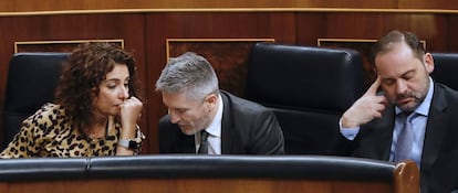 Los ministros, de Hacienda, María Jesús Montero (i), de Justicia, Fernando Grande-Marlaska (c), y de Fomento, José luis Ábalos (d), durante el último pleno del Congreso de la legislatura