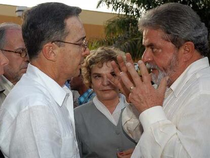 Lula (derecha) se despide de Álvaro Uribe tras la reunión que mantuvieron en la ciudad colombiana de Leticia.