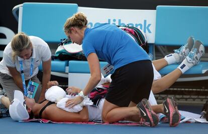 Yaroslava Shvedova de Kazajstán recibe tratamiento de los entrenadores durante su partido de primera ronda contra Sloane Stephens. 