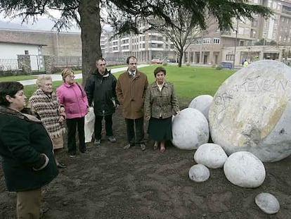 Monolito en memoria de los siete vecinos Azkoitia asesinados por ETA