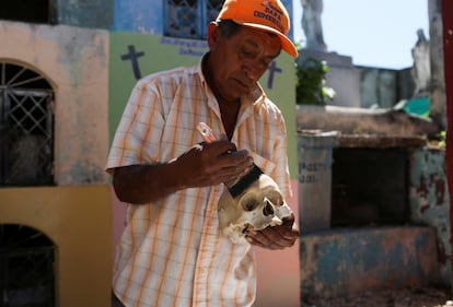 Este ritual es una tradición maya que, mezclada con la religión católica, afianza y legitima el muy mexicano deseo de no dejar ir a quienes mueren. En la imagen, Tuz Chi  limpia un cráneo con una brocha durante el ritual previo al Día de Muertos.