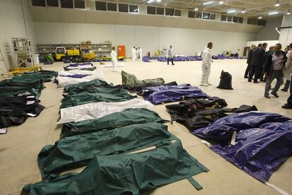 Los cadáveres de los ahogados el 3 de octubre de 2013 en un hangar de Lampedusa.