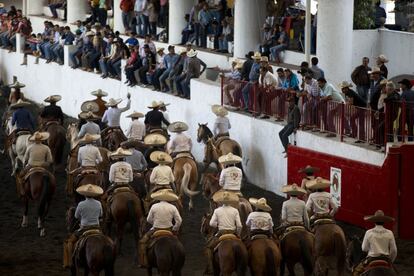 "El futuro de la charrería", afirma el presidente de la Asociacion Nacional de Charros, Manuel Basurto Rojas, "es educar a la población sobre nuestras raíces. Los caballos aparecieron cuando llegaron los españoles, es parte de la identidad mexicana".