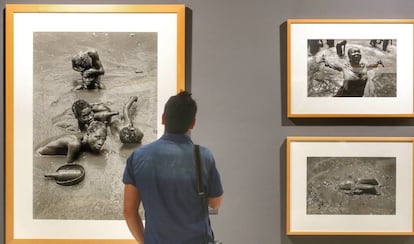 Un visitante contempla fotografías de Cristina García Rodero en la inauguración del museo dedicado a la autora.