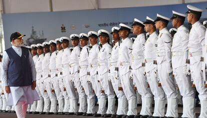 Narendra Modi pasaba revista el día 2 a las tropas durante su visita al primer portaaviones indio, en una imagen de la Oficina de Prensa India.