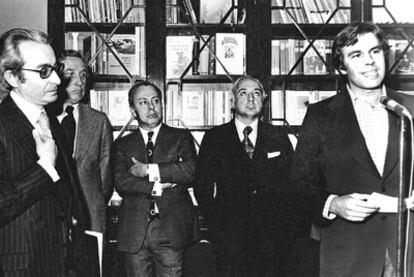 De izquierda a derecha, Jesús Aguirre, Francisco Pérez González, Jesús de Polanco, Manuel Jiménez de Parga y Felipe González, durante la presentación de un libro sobre Julián Besteiro, en la sede de la editorial Taurus en 1975.