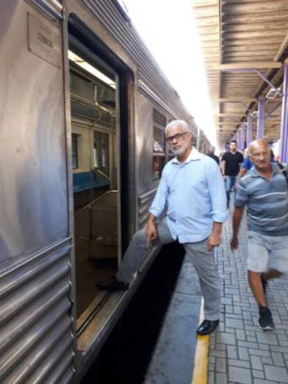 Deputado Gilberto Palmares mede o tamanho do vão na estação Coelho da Rocha.