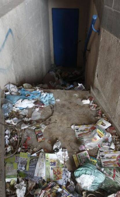 Basura acumulada en el bloque de viviendas sociales de Burriana.