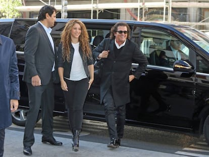 Shakira i Carlos Vives (dreta) en la seva arribada al jutjat 12 del mercantil, aquest dimecres a Madrid.