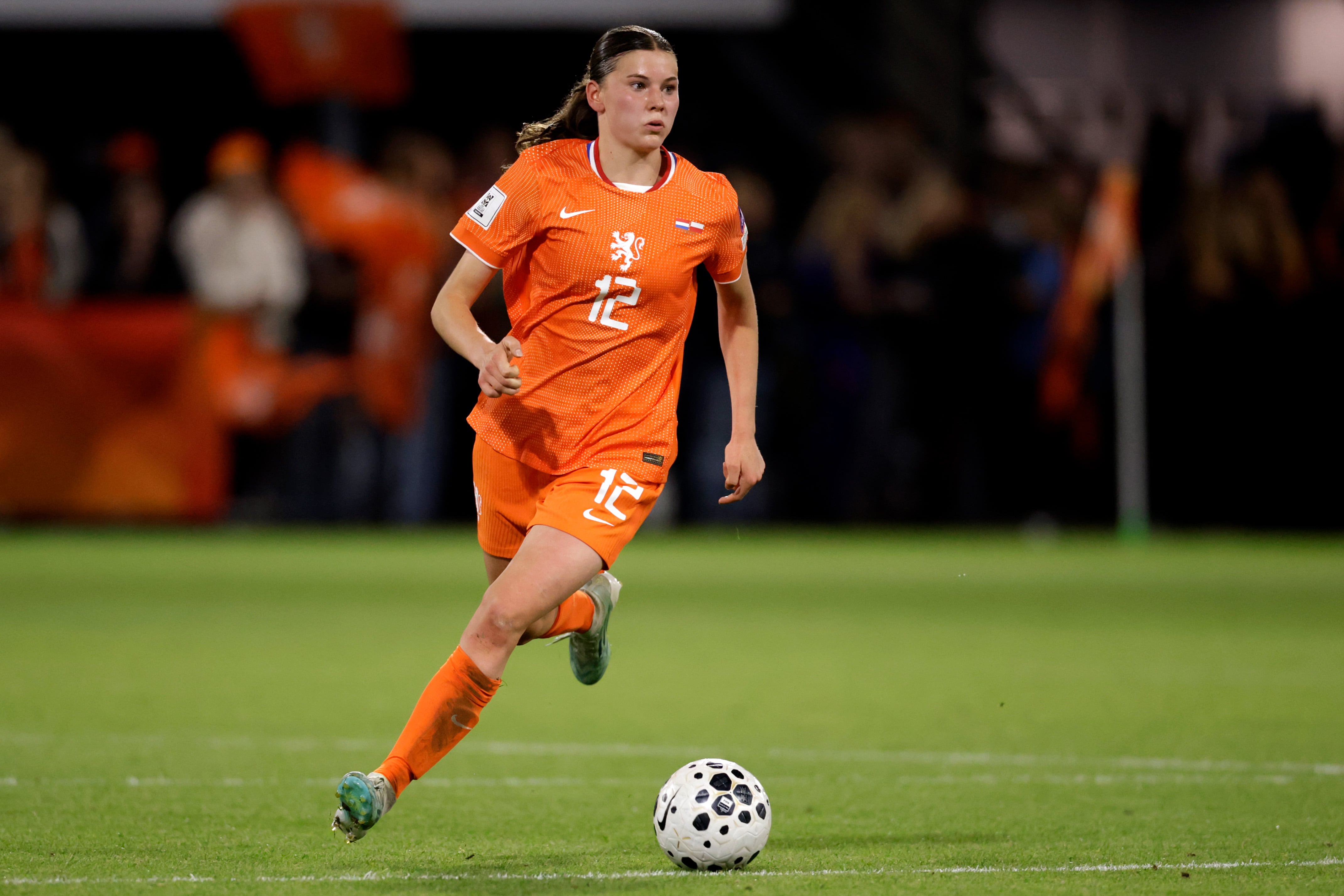 La defensa neerlandesa Renee van Asten ficha por el Barcelona hasta 2030