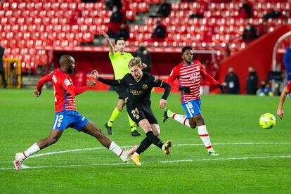 De Jong dispara a portera en el duelo ante el Granada.