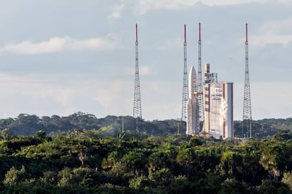 El lanzador europeo Ariane 5 emerge sobre la selva sudamericana de la Guayana.