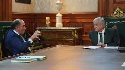 López Obrador e Ignacio Sánchez Galán durante la reunión para la adquisición de las plantas, en abril de 2023.
