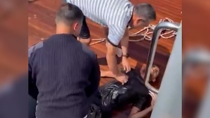 Rescatado un hombre cuando cruzaba el Estrecho en flotador y aletas
