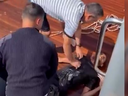 Rescatado un hombre cuando cruzaba el Estrecho en flotador y aletas