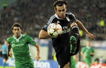 Gareth Bale compite por la pelota con Anicet Abel de Ludogorets durante el partido.