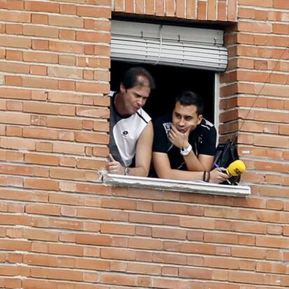 Un periodista retransmite un partido desde una casa particular.