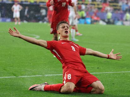 Arda Güler celebra tras marcar el 2-1 durante el partido de la Eurocopa entre Turquía y Georgia en Dortmund,