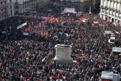 La Puerta del Sol, abarrotada, tras finalizar la protesta en Madrid.