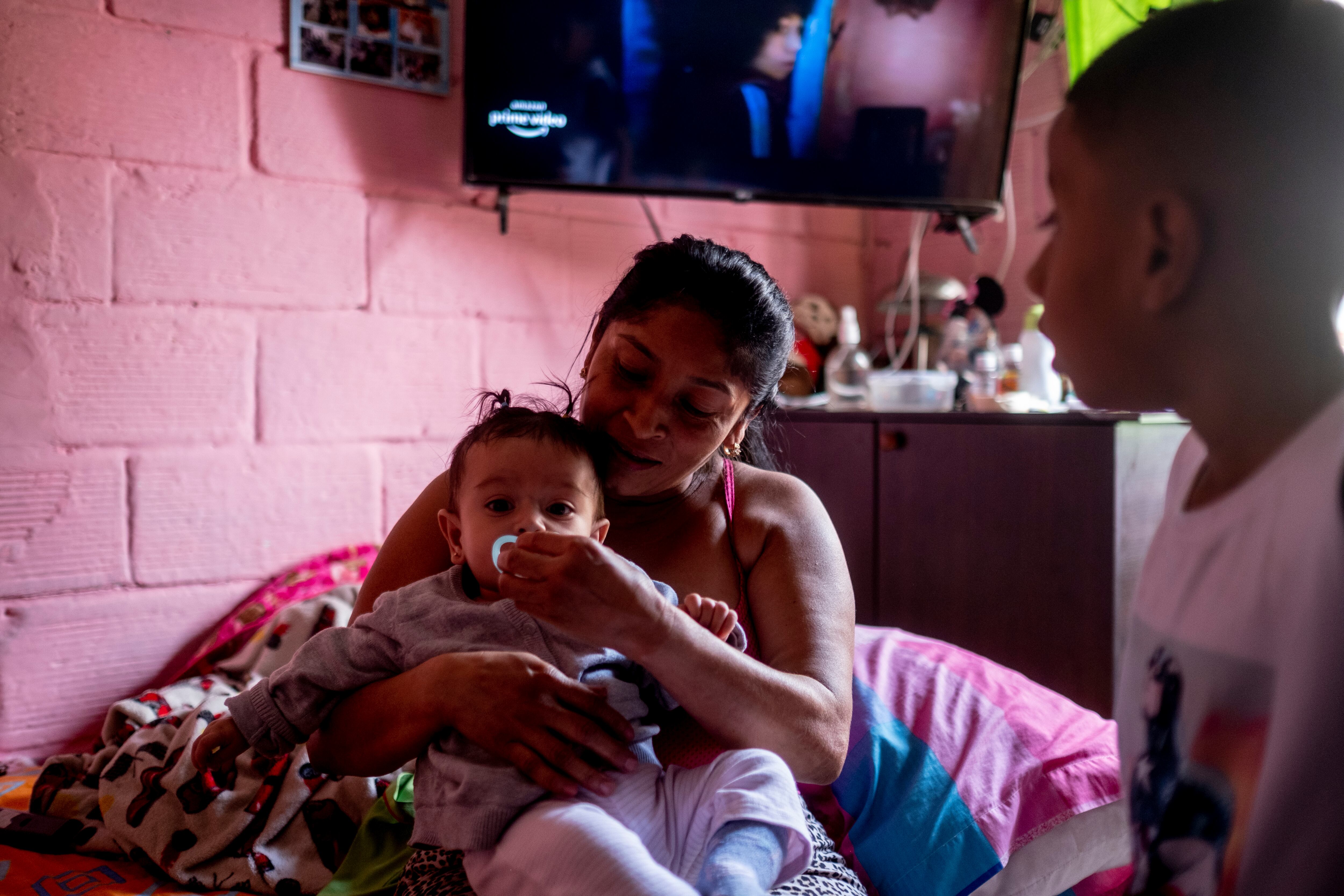 Luz Ayda Salas, con su nieta, una de las posibles beneficiarias del Jardín de Infancia Buen Comienzo.