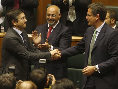 El líder del PP en Euskadi, Antonio Basagoiti (a la derecha), felicita a Patxi López tras ser elegido <i>lehendakari</i>.