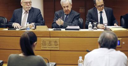 El presidente de la comisión especial de Les Corts Valencianes que investigó el proceso que llevó a la intervención de la CAM, Rafael Maluenda (centro).
