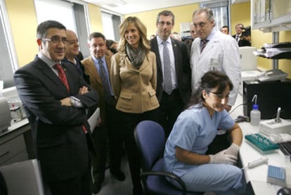 De izquierda a derecha, Patxi López, Odón Elorza, el delegado del Gobierno, Mikel Cabieces; Cristina Garmendia y Markel Olano, ayer en las instalaciones de Biodonostia.
Ennio Morricone visita Bilbao.