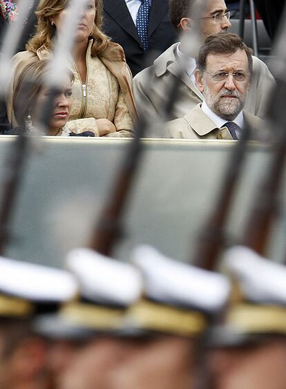 Mariano Rajoy y su esposa, Elvira Fernández, siguen el desfile en la tribuna de altos cargos.