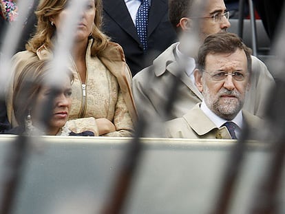 Mariano Rajoy y su esposa, Elvira Fernández, siguen el desfile en la tribuna de altos cargos.